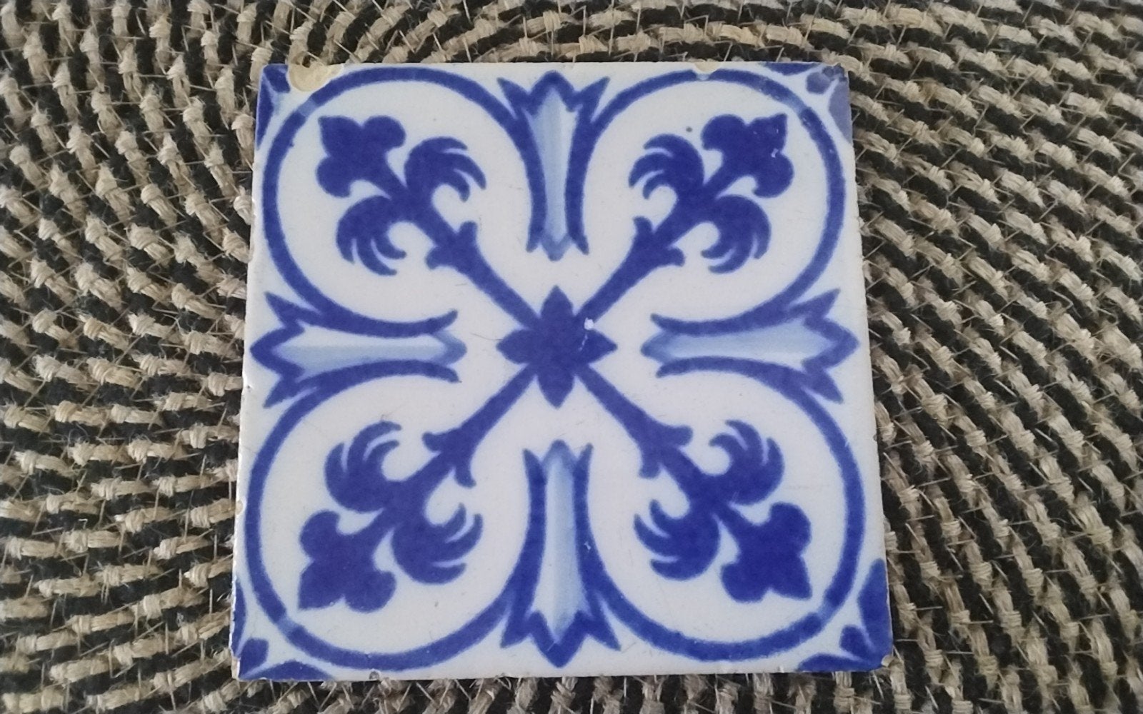 Tegel 13x13 cm met blauw patroon, lichte beschadigingen, Ophalen, Gebruikt, Keramiek, Overige typen