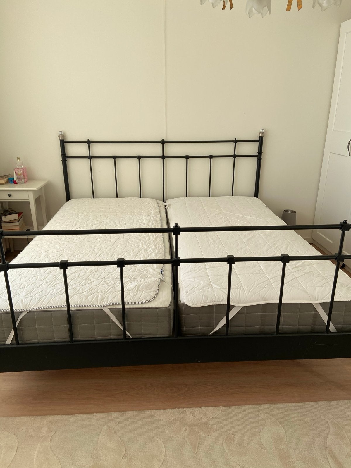 IKEA Svelvik tweepersoonsbed met Hövåg matrassen, Ophalen, Zwart, Tweepersoons, Zo goed als nieuw