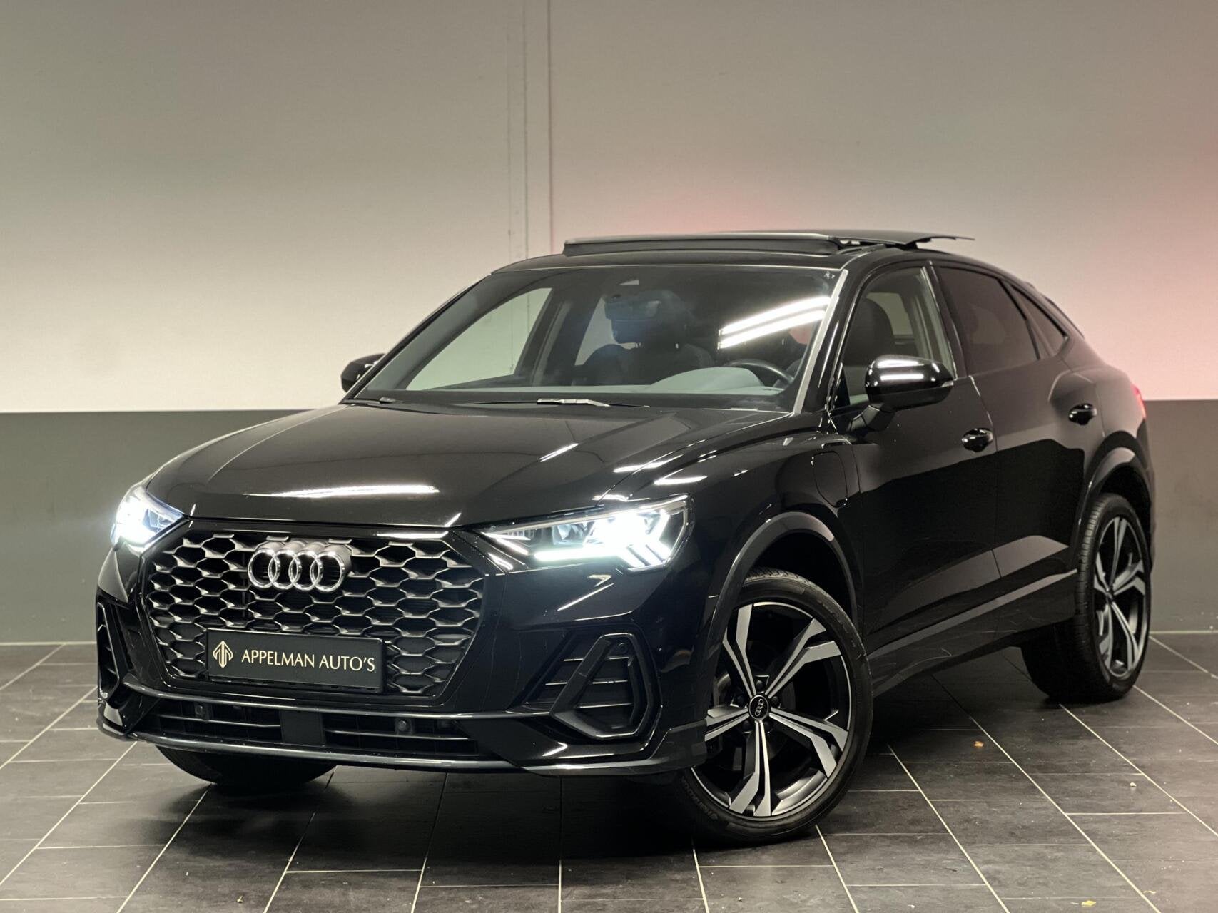 Audi Q3 Sportback 45 TFSI e 3 x S-Line|Sonos|Keyless|Dodehoe, Auto's, Zwart, Leder en Stof, Zwart, 245 pk