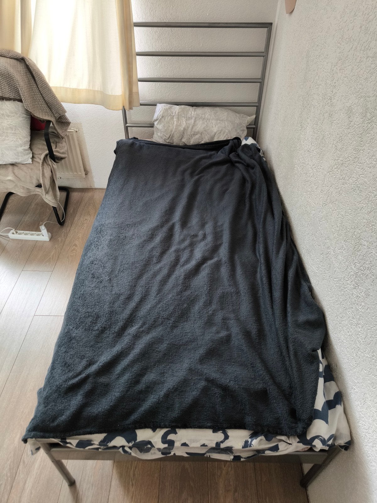 Eenpersoonsbed met metalen frame 90x200, Huis en Inrichting, Slaapkamer | Bedden, Gebruikt, 90 cm, Eenpersoons, Ophalen of Verzenden