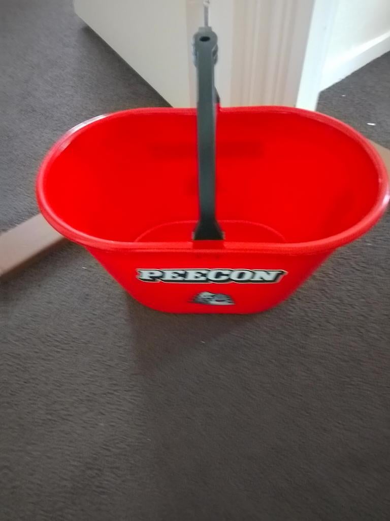 Peecon rood krat/voerbak/emmer met koeienopdruk, Ophalen, Zo goed als nieuw, Krat