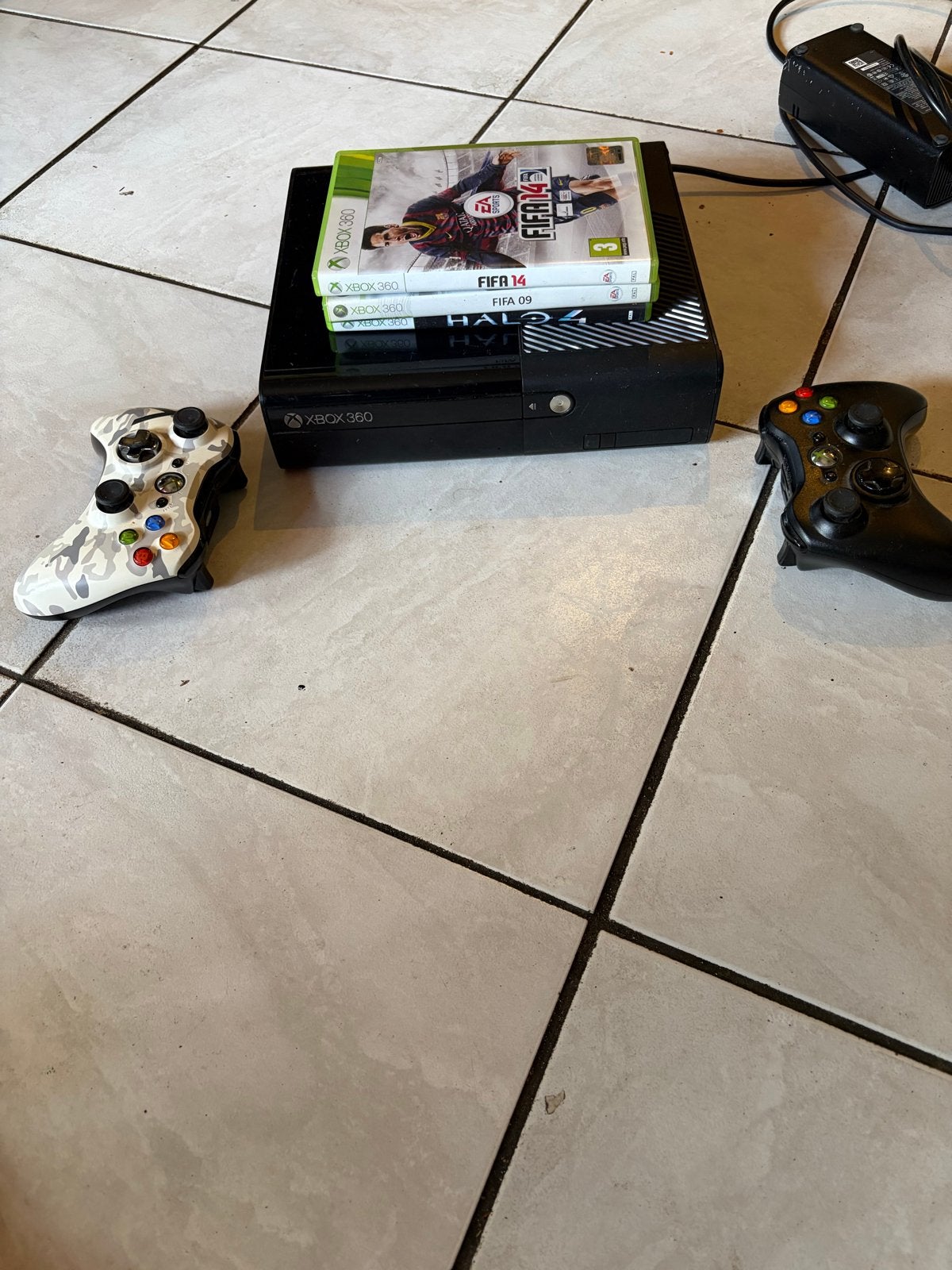 Xbox 360 met controllers en games (FIFA 14, FIFA 09, Halo), Gebruikt, 2 spelers, Ophalen of Verzenden, Vanaf 3 jaar