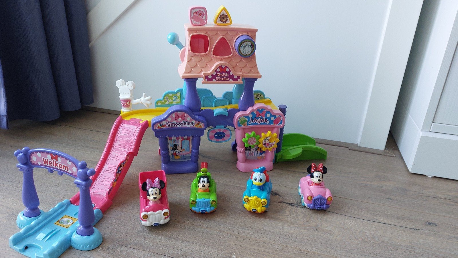 Vtech toet toet auto - Minnies ijssalon met 4 autootjes, Kinderen en Baby's, Ophalen, Gebruikt, 2 tot 4 jaar