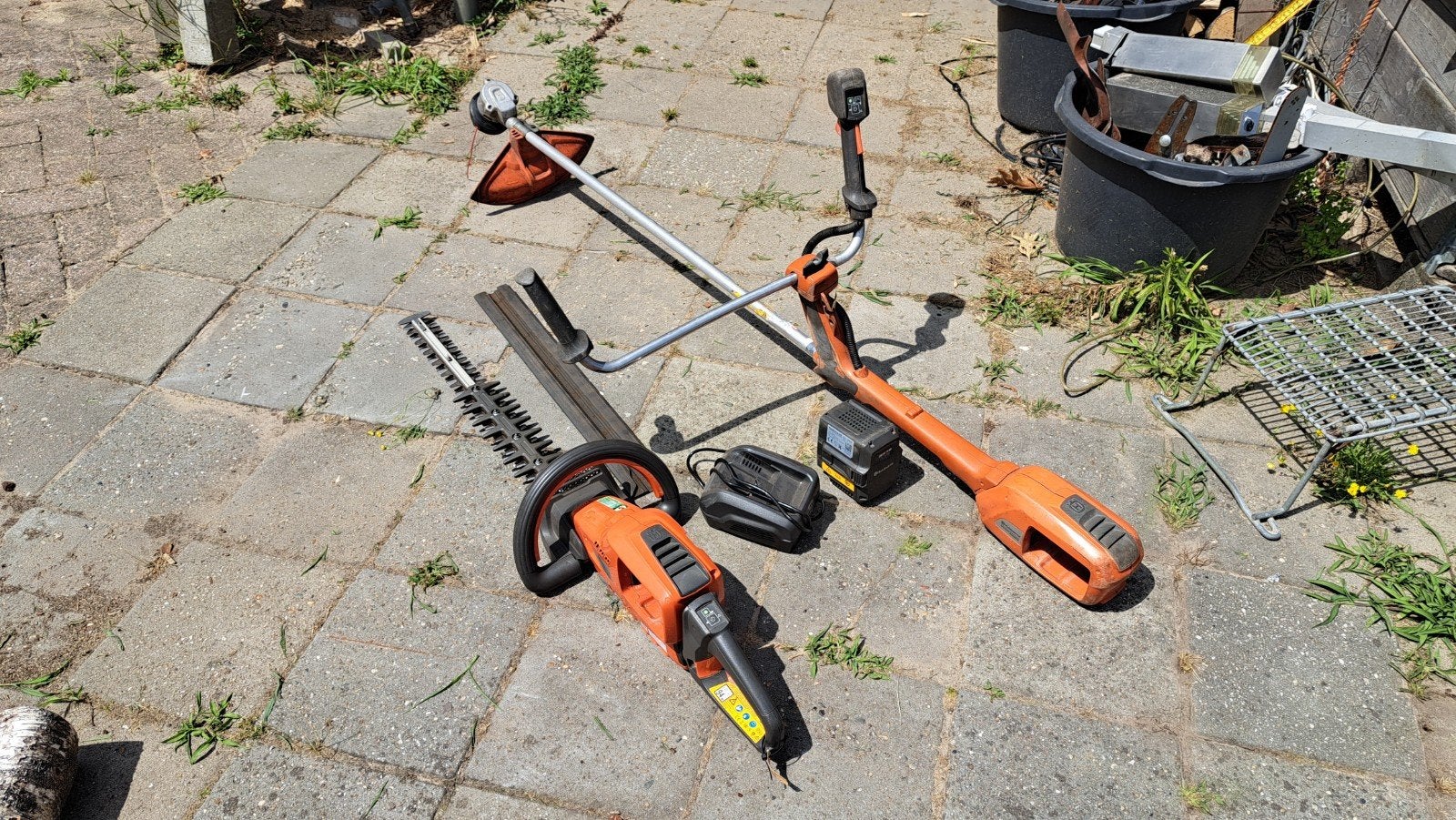 Husqvarna accu set heggenschaar en bosmaaier met accu+lader, Ophalen, Accu, Divers, 30 tot 50 cm