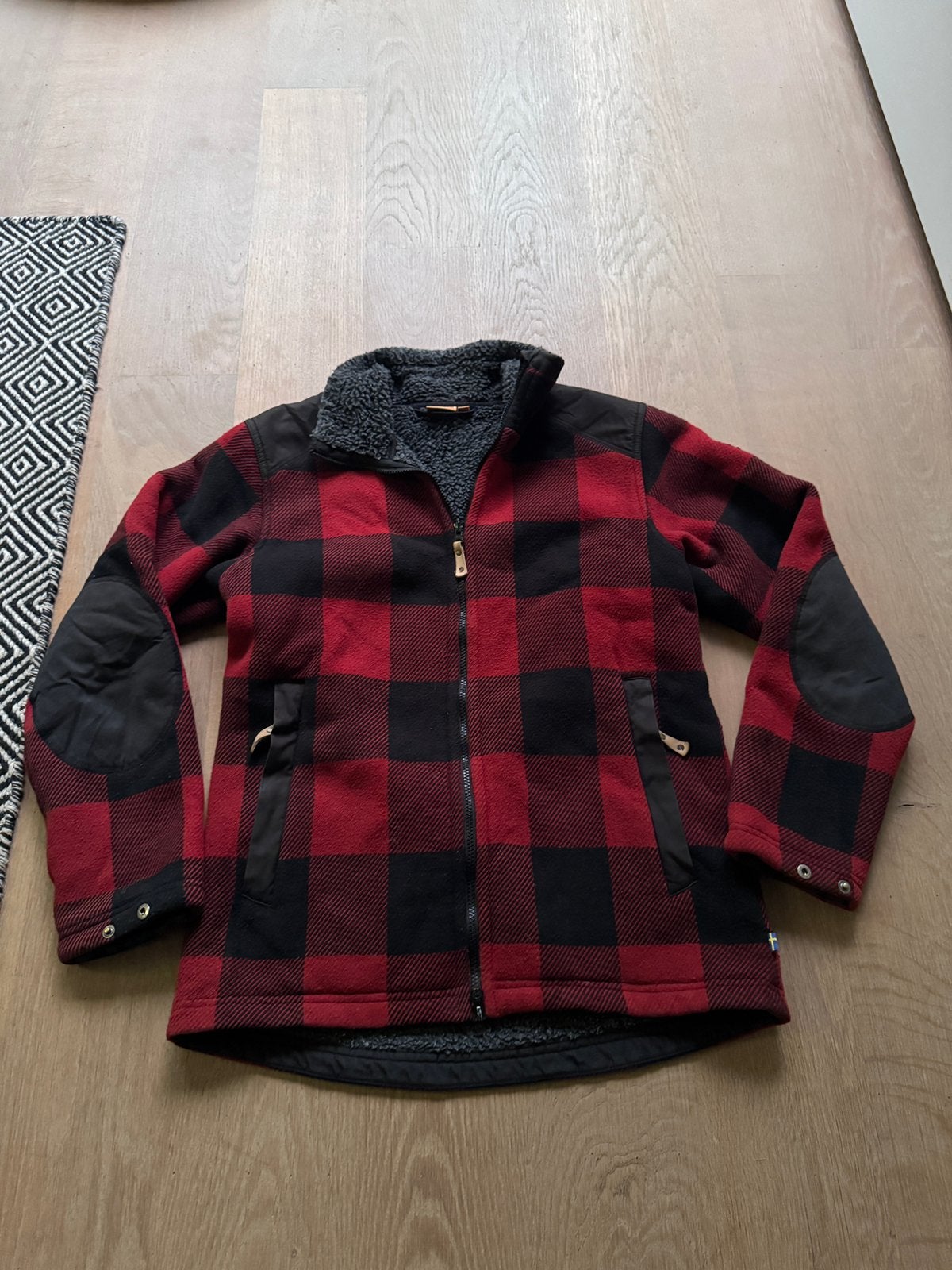 Prachtige Fjallraven woodsman jacket  Maat m rood zwart wol, Kleding | Heren, Ophalen of Verzenden, Zo goed als nieuw, Maat 48/50 (M)