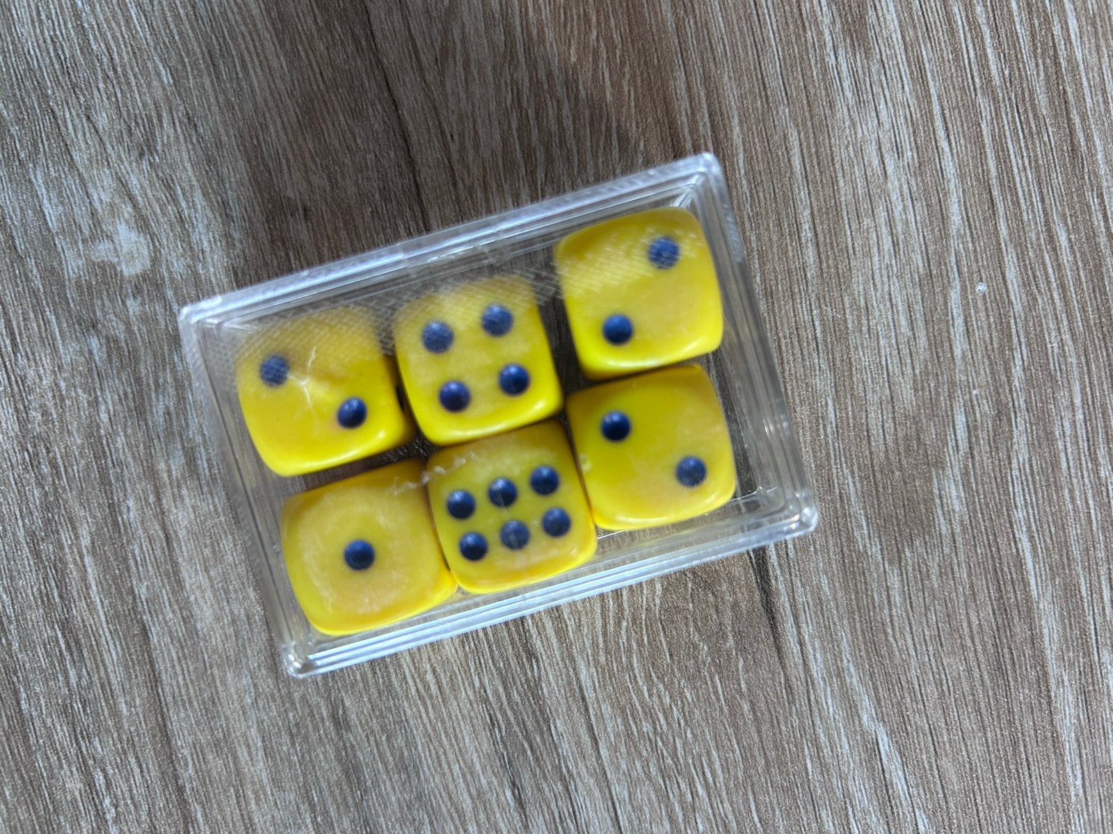 Set van 6 gele dobbelstenen in doosje, Hobby en Vrije tijd, Een of twee spelers, Ophalen of Verzenden, Zo goed als nieuw