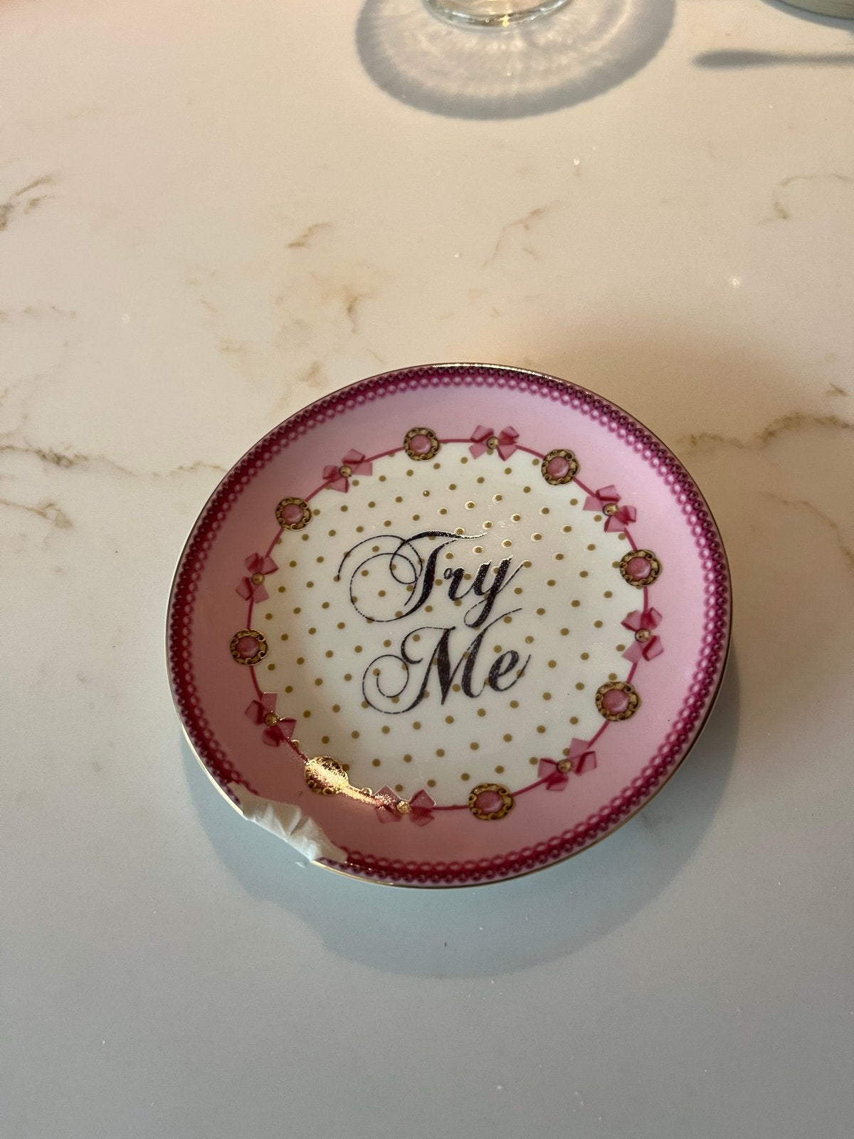 Gezocht: Little Diva Roze schoteltje met 'Try Me' opdruk, Gebruikt, Verzenden, Vintage, Kop(pen) en/of Schotel(s)