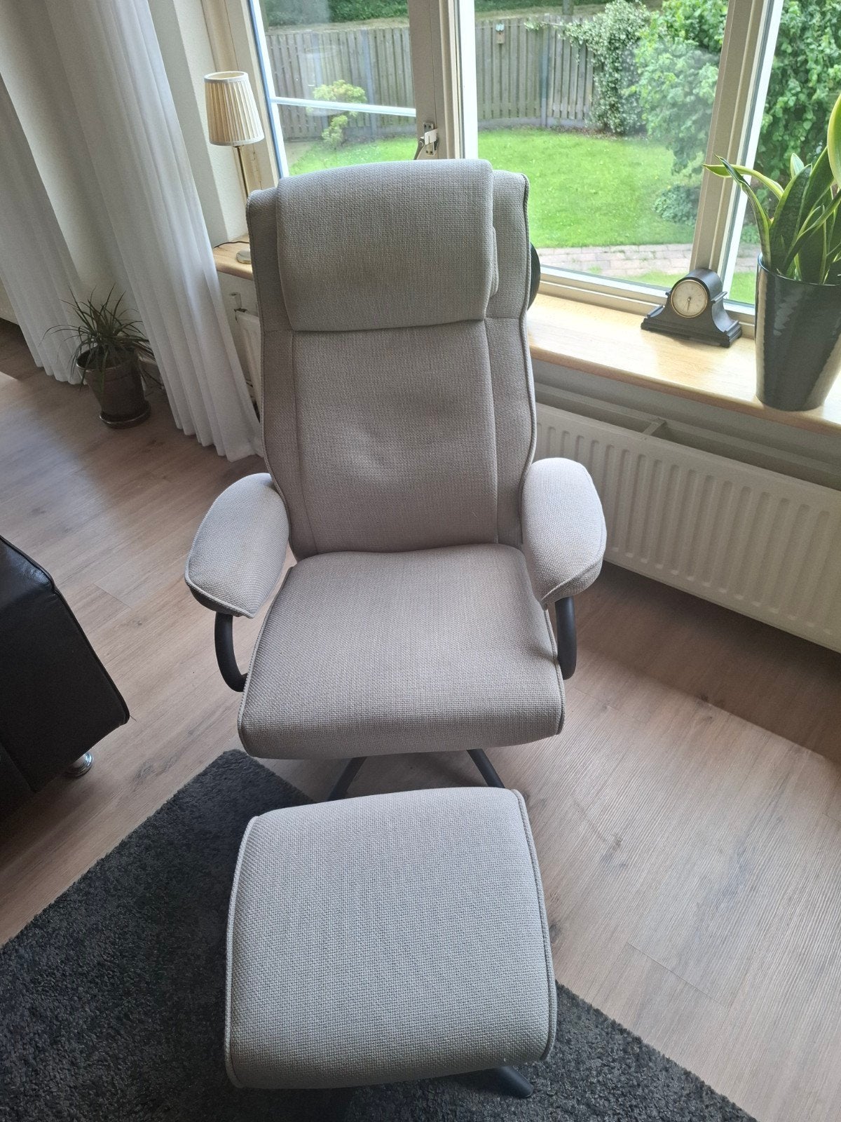 Comfortabele relaxfauteuil met voetenbank, Ophalen, Modern comfort, 75 tot 100 cm, Zo goed als nieuw