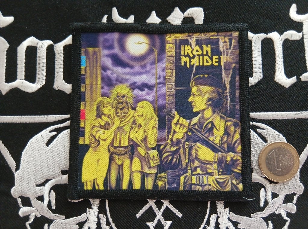 Iron Maiden vrij mooie printed woman in uniform patch 88, Ophalen of Verzenden, Nieuw, Kleding