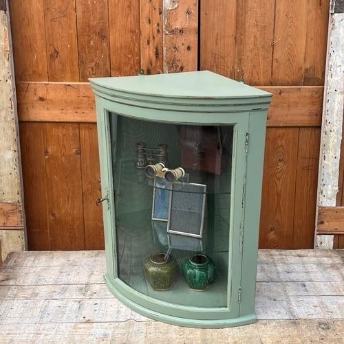 Vitrine kastje sier hoek pronk Engeland groen 66 cm hoog, Ophalen, Glas, Brocante landelijk, 50 tot 100 cm
