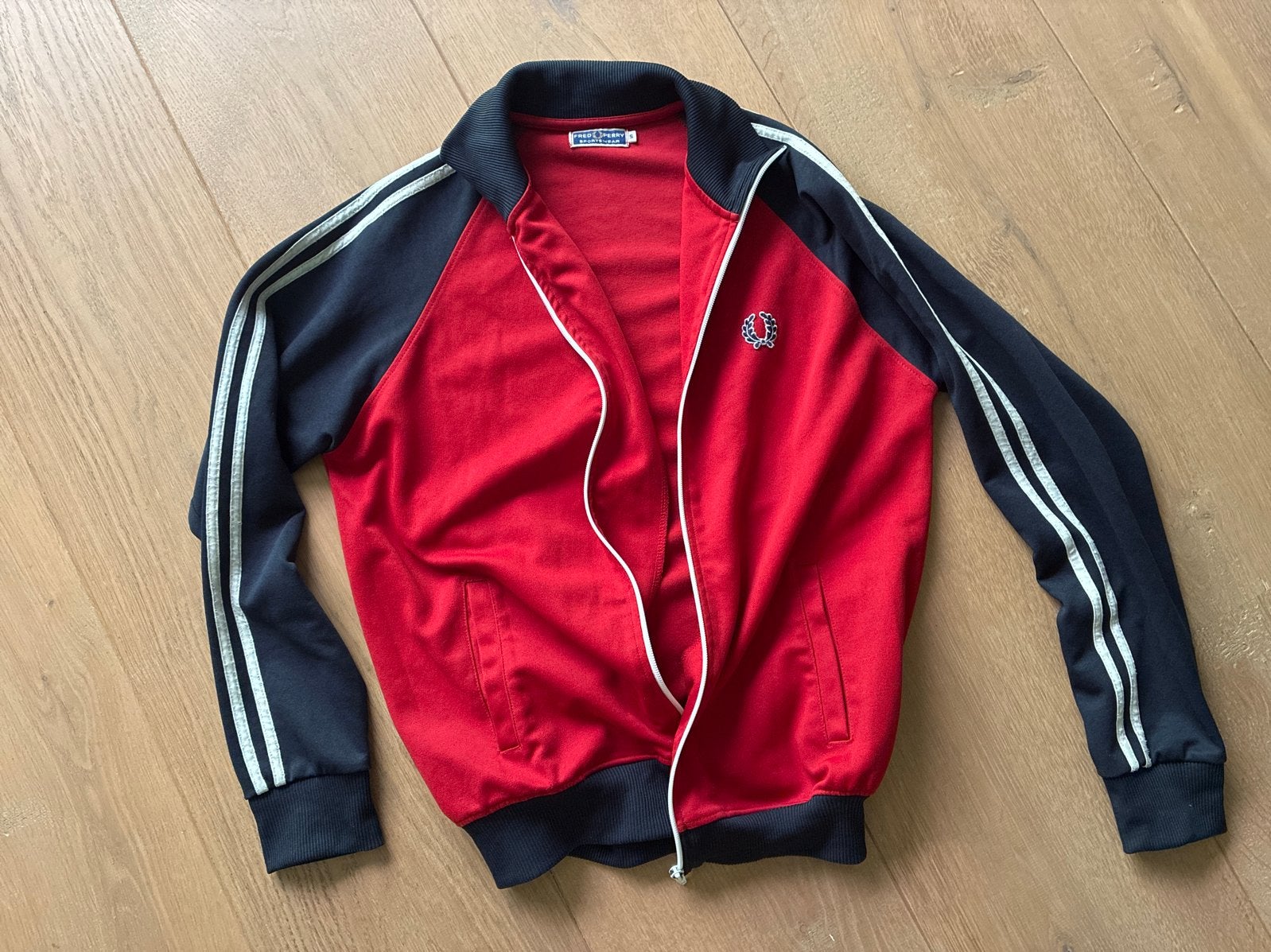 Fred Perry Sportswear Trainingsjack Maat S Rood/Zwart, Ophalen of Verzenden, Zo goed als nieuw, Maat 46 (S) of kleiner, Rood