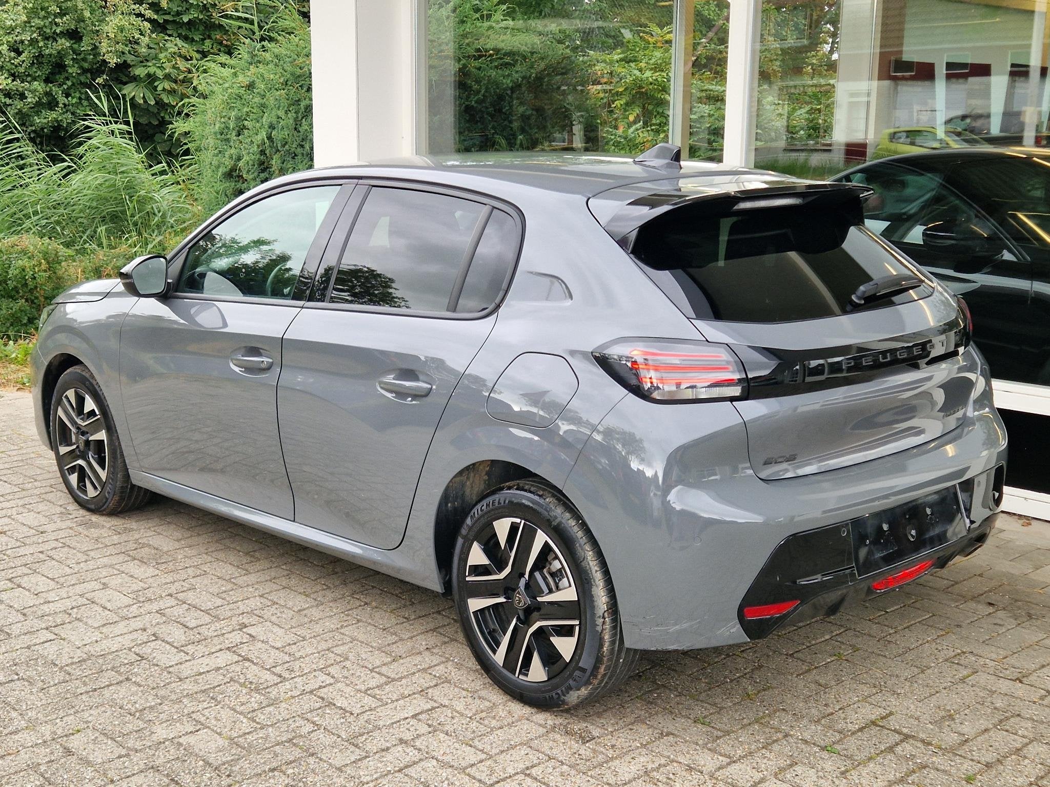 Peugeot 208 1.2 Hybrid 100 e-DCS6 Allure | Climate & Cruise, Auto's, Voorwielaandrijving, 1199 cc, Leder en Stof, Handgeschakeld