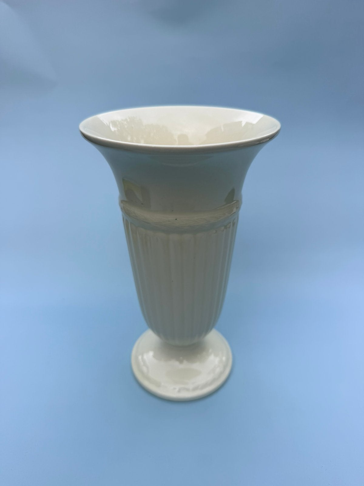 Vintage Wedgwood Edme Vaas (22 cm) –  (1940-1962), Antiek en Kunst, Ophalen of Verzenden