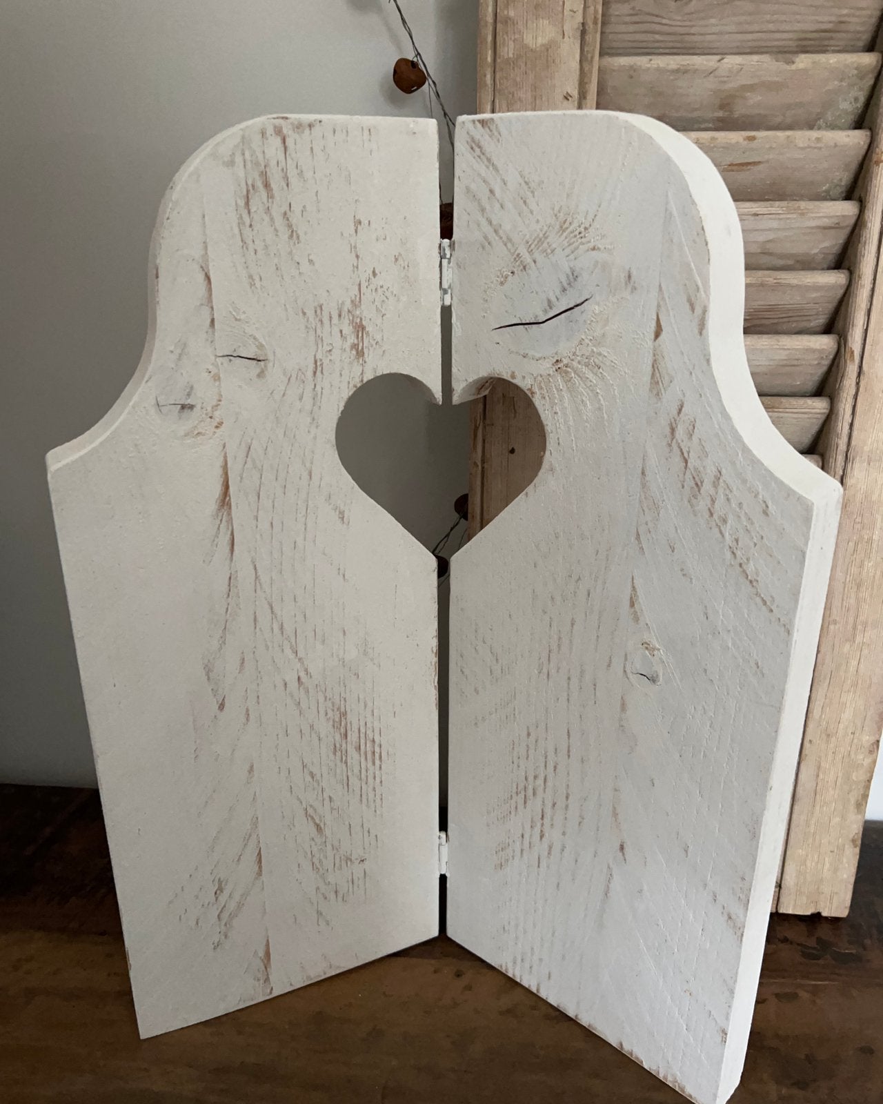 Houten luik met hart opening in het wit 38,7x3x49,3 cm, Hout, Brocante, Ophalen of Verzenden, Zo goed als nieuw