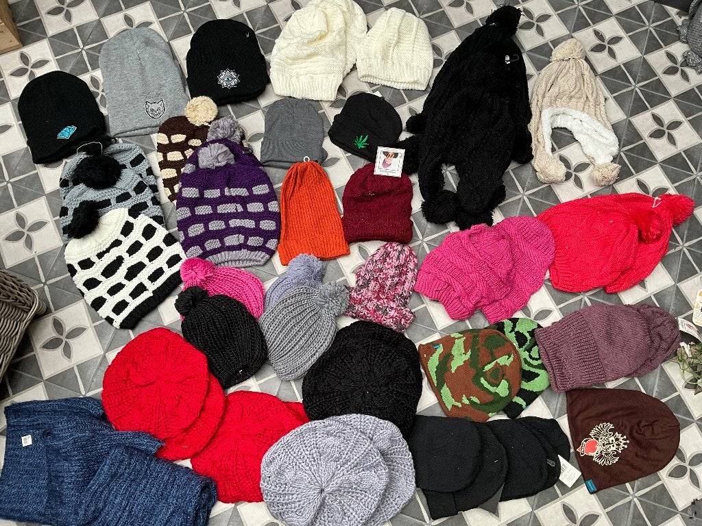 restpartij van 50 mutsen en 3 collen unisex, Diversen, Restpartij van 50 mutsen en 3 collen unisex, Nieuw, Ophalen of Verzenden