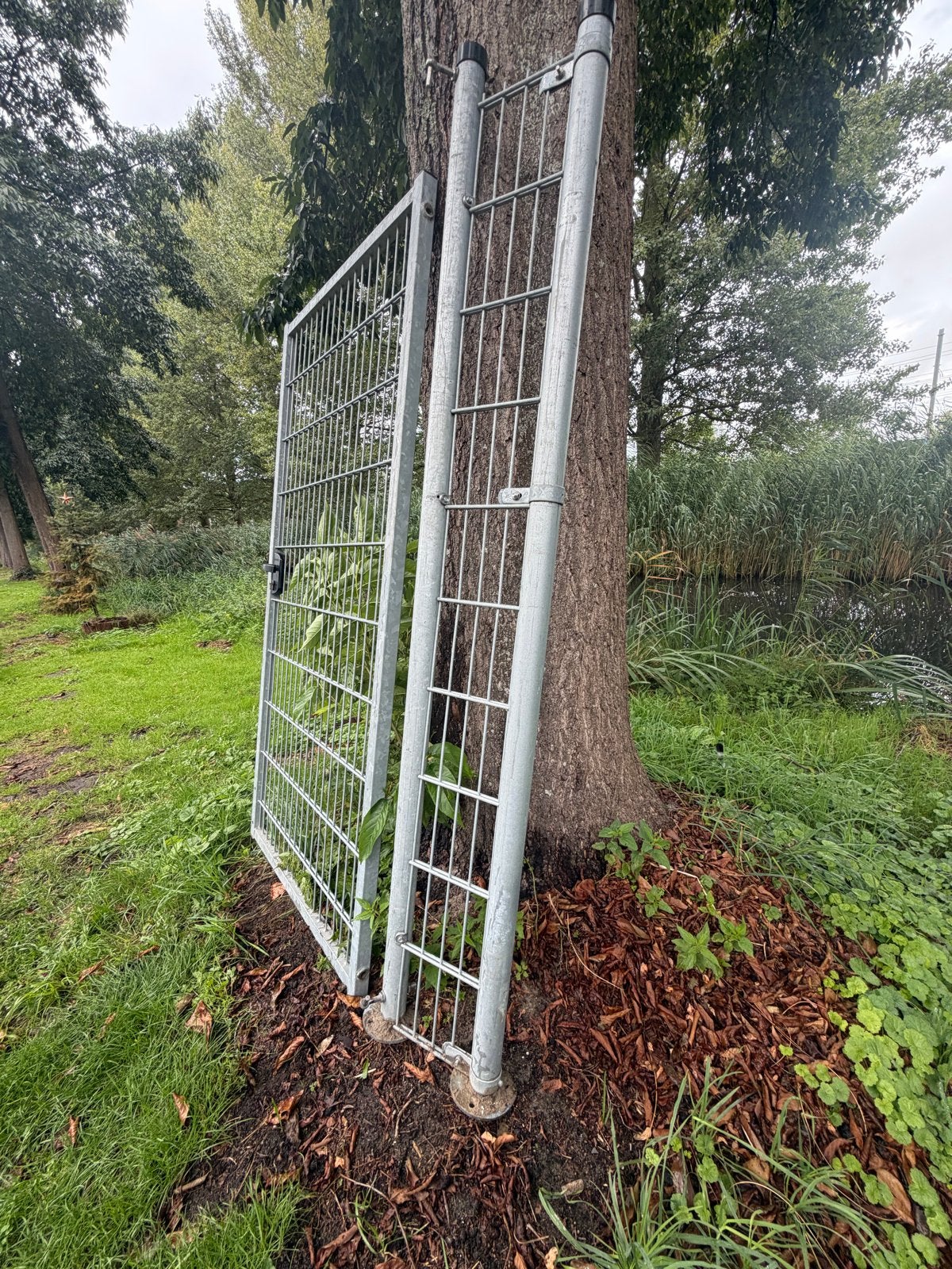 Foto 2 van Dubbelstaafmat hekwerk met poort(roestvrij)