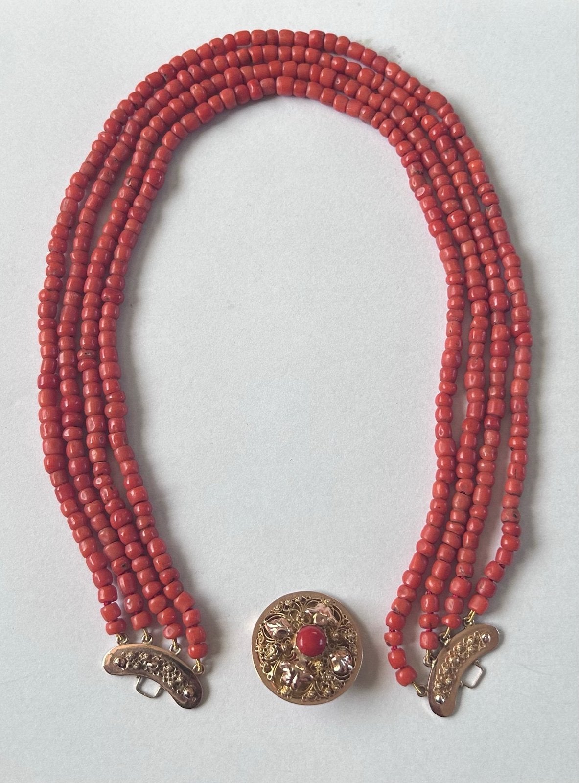 Bloed Koraal Collier met Gouden Sluiting, Gebruikt, Ophalen of Verzenden, Steen of Mineraal, Met edelsteen