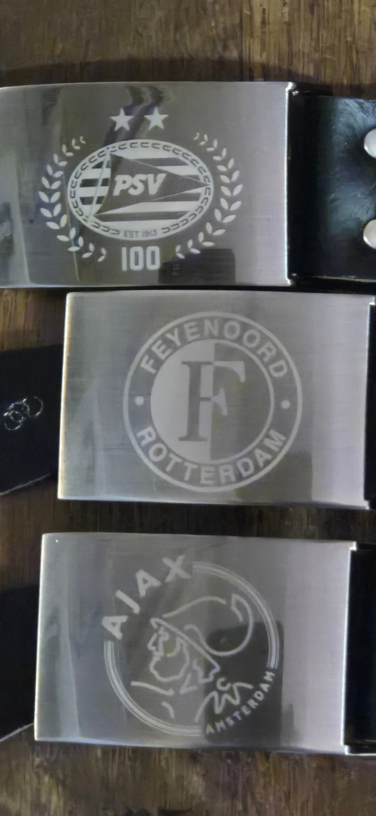 Voetbal riemen . Zwarte riem met zilveren gesp met logo, Ophalen, Zwart