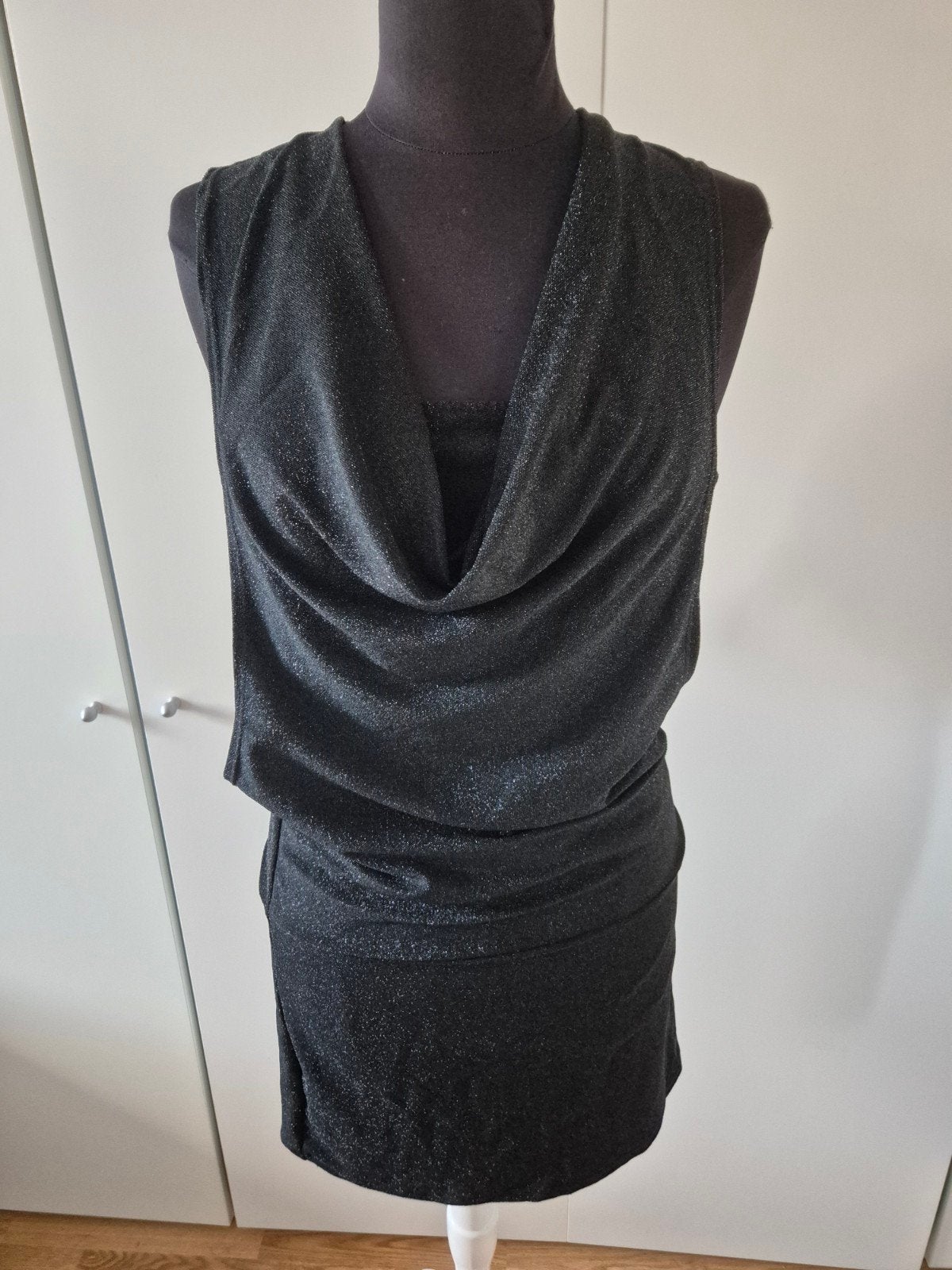 Fresh Lemons glitter mini-jurk met watervalhals & open rug, Kleding | Dames, Zwart, Maat 42/44 (L), Fresh Lemons, Nieuw