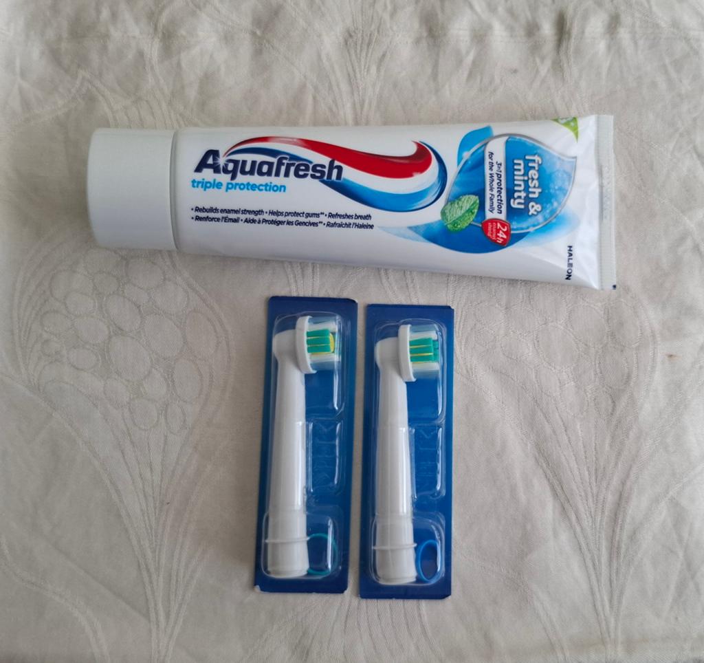 Set van tandpasta en 2 Oral-B opzetborstels whitening, Verzenden, Nieuw, Opzetborstel