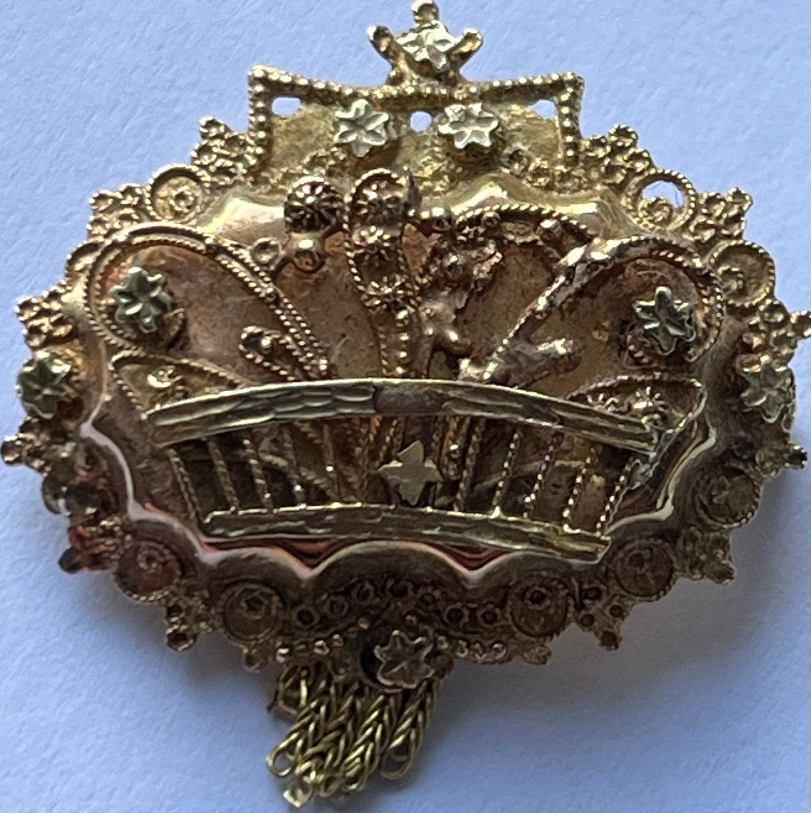 Prachtige gouden gedetailleerde streekbroche, Ophalen of Verzenden, Goud, Broche