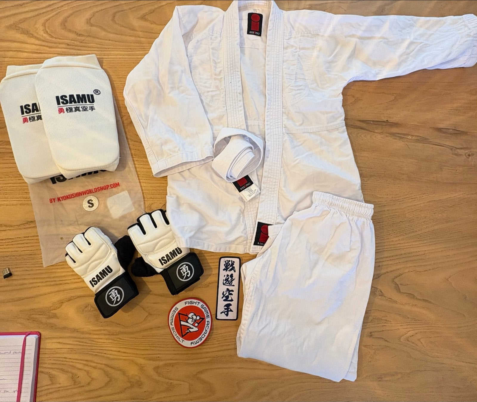 Karatepak Isamu maat 152 met handschoenen en scheenbescherme, Vechtsportpak, Zo goed als nieuw, Karate, Maat M