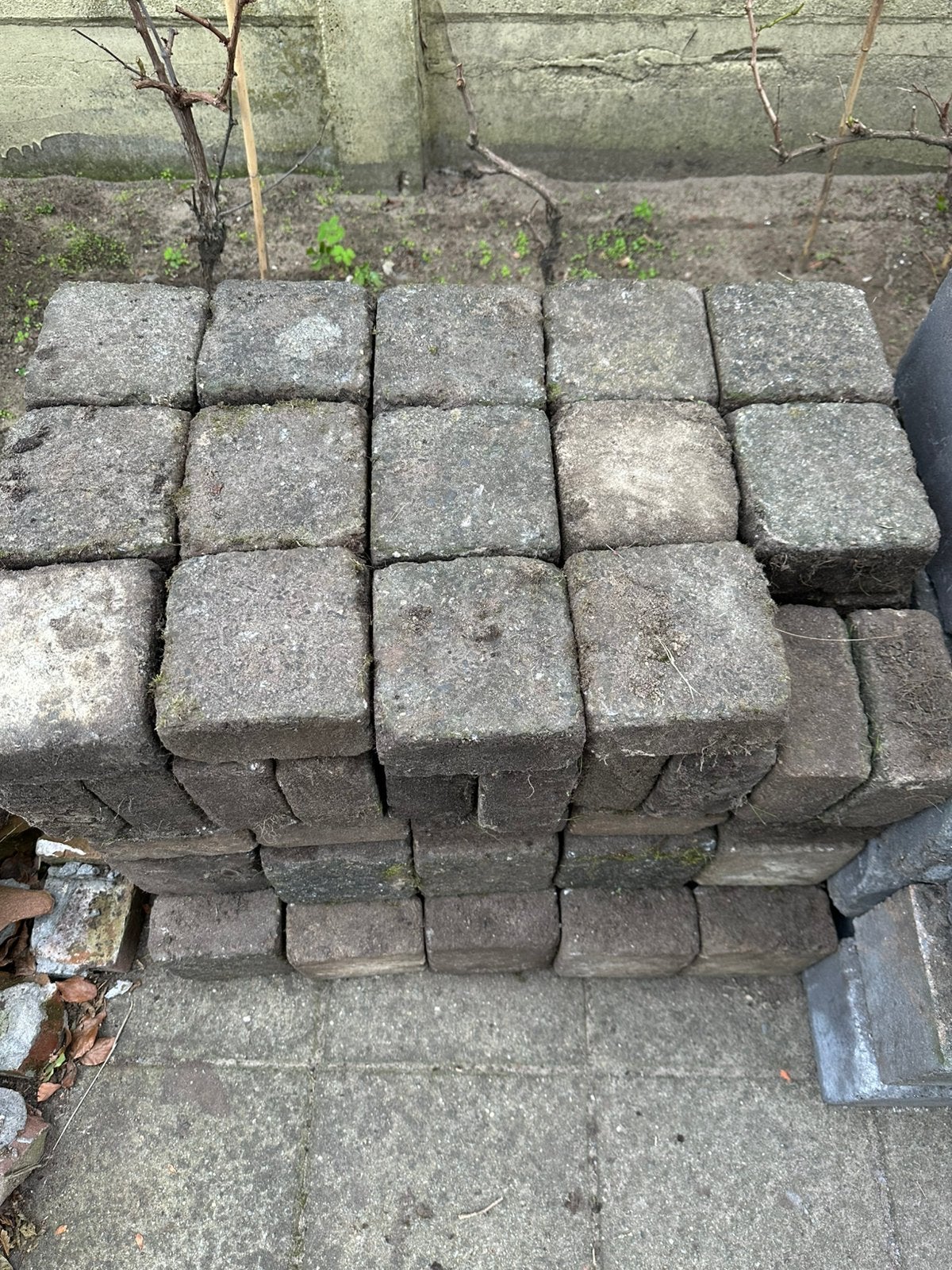 Gratis: 5 m2 koppelstones / betonklinkers grijs 14x14 cm, Ophalen, Gebruikt, Klinkers, 5 tot 10 m²