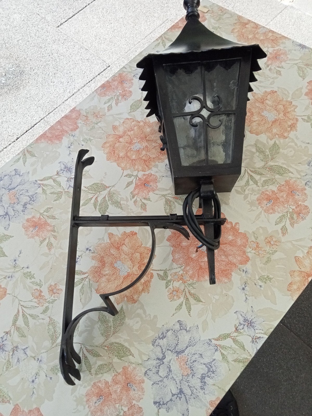 Antieke Zwarte Buitenlamp met Sierlijke Beugel, Ophalen of Verzenden
