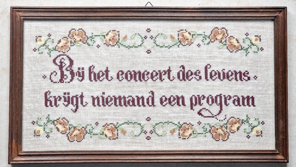 Borduurwerk met spreuk 'Bij het concert des levens', Ophalen of Verzenden