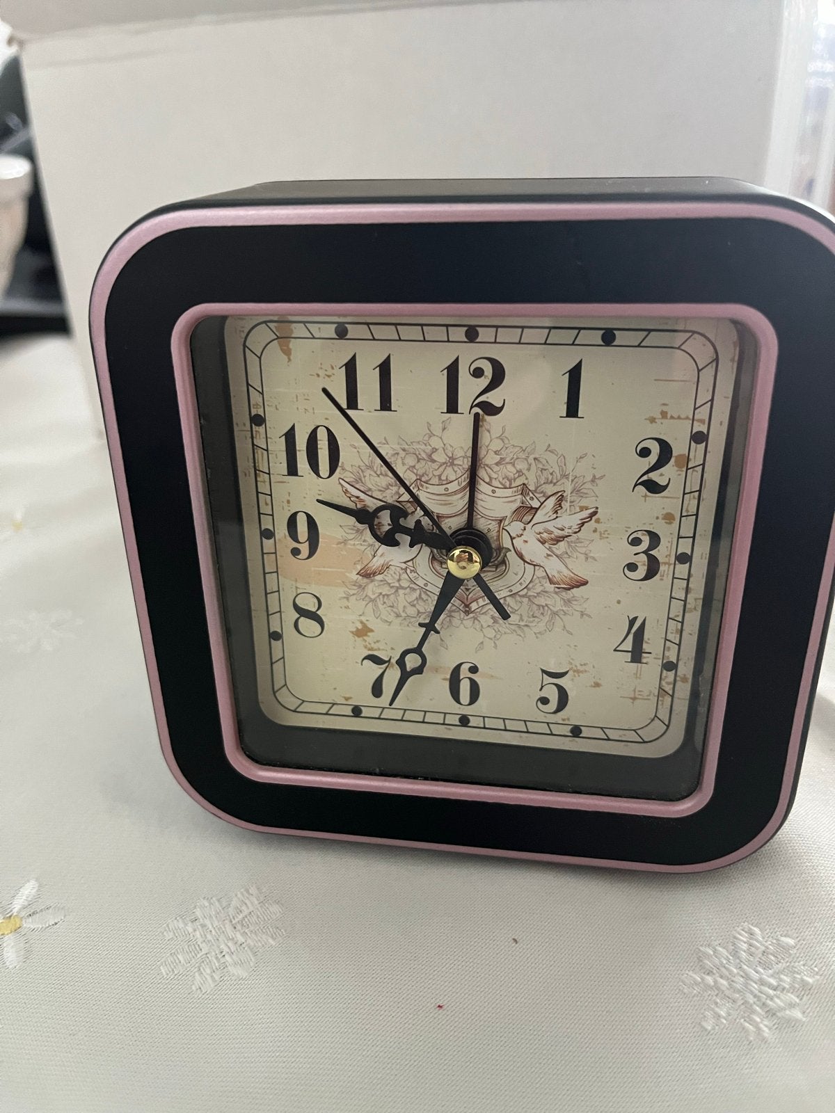 Klokje met wekkerfunctie - Zwart/Roze, Analoog, Gebruikt, Analoog, Werkt op batterijen, Ophalen of Verzenden