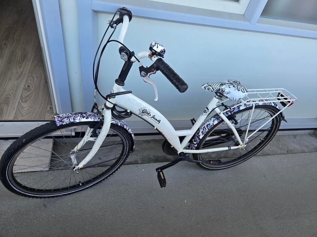 Meisjesfiets 26 inch - Girls Team - Wit met paarse details, Fietsen en Brommers, Fietsen | Meisjes, Gebruikt, Velgrem, Versnellingen