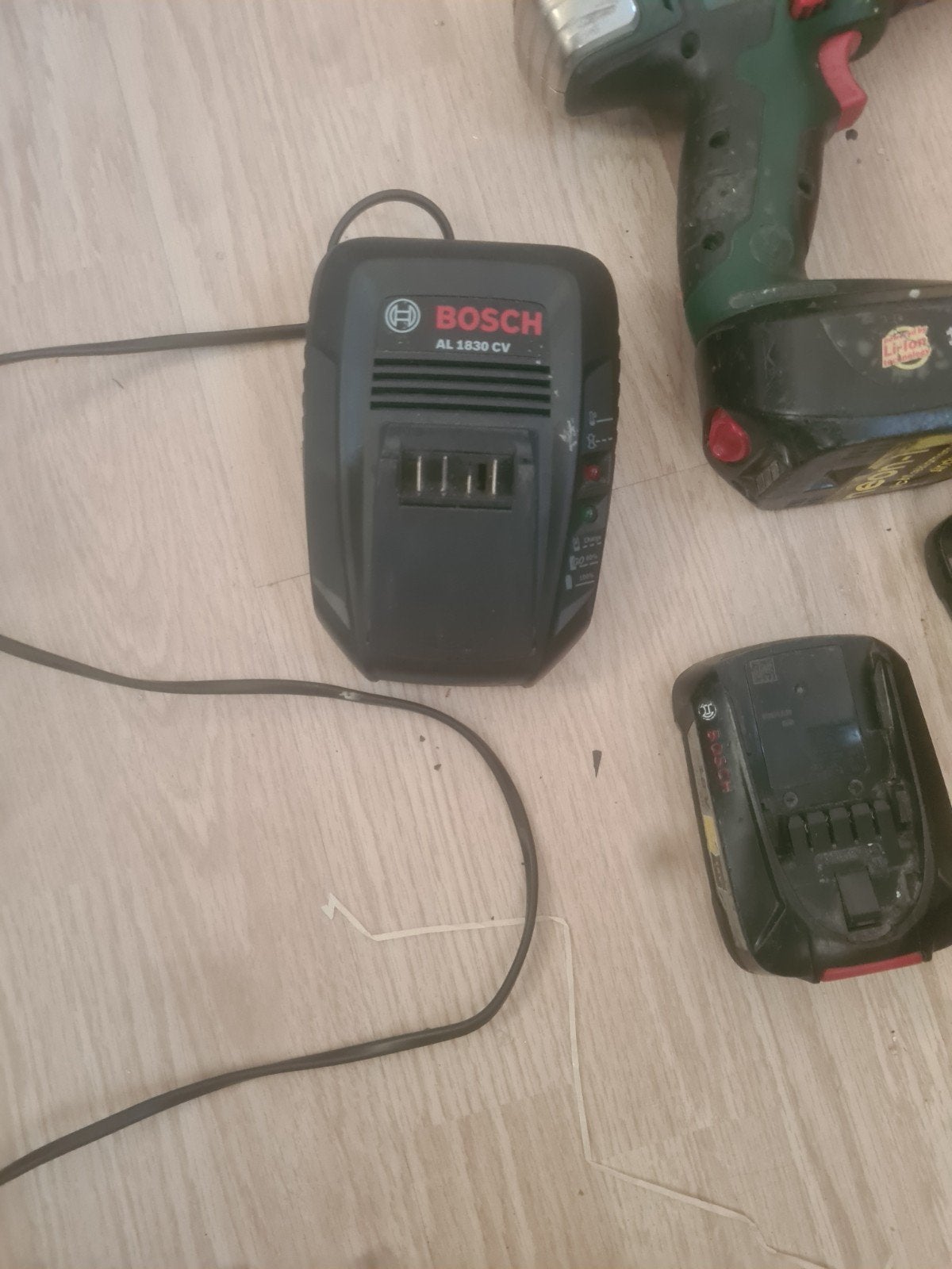 Bosch oplader 3 x batterij 12 volt en boormachine, Ophalen, Boormachine
