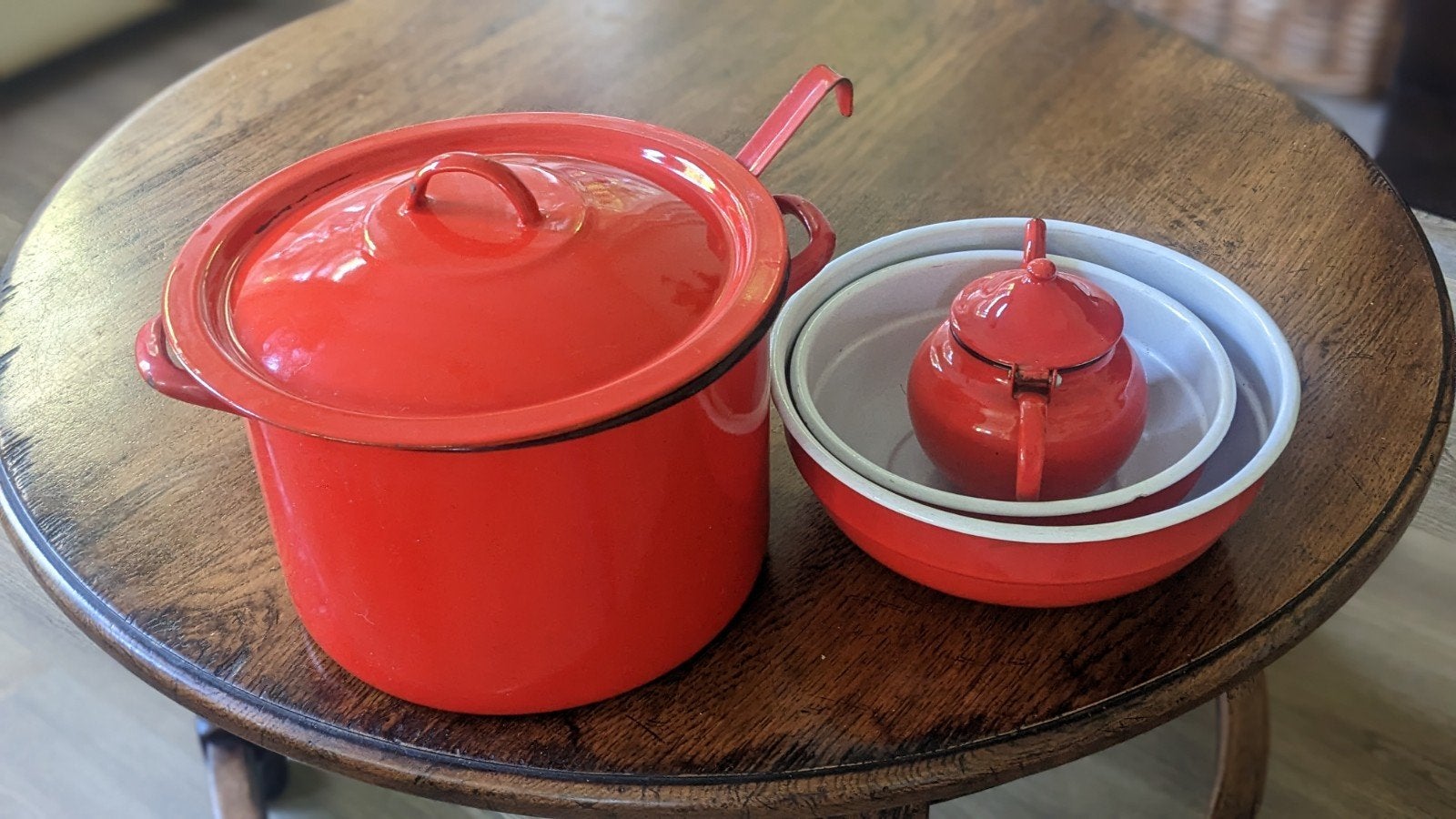 Soeppan met soeplepel, 2 schalen, en kannetje, rood emaille, Antiek en Kunst, Ophalen