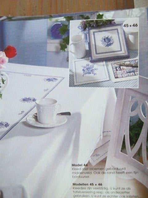 Borduurpatroon  Blauwe bloemen op kleed  nr 3657 do, Verzenden, Zo goed als nieuw, Handborduren, Patroon