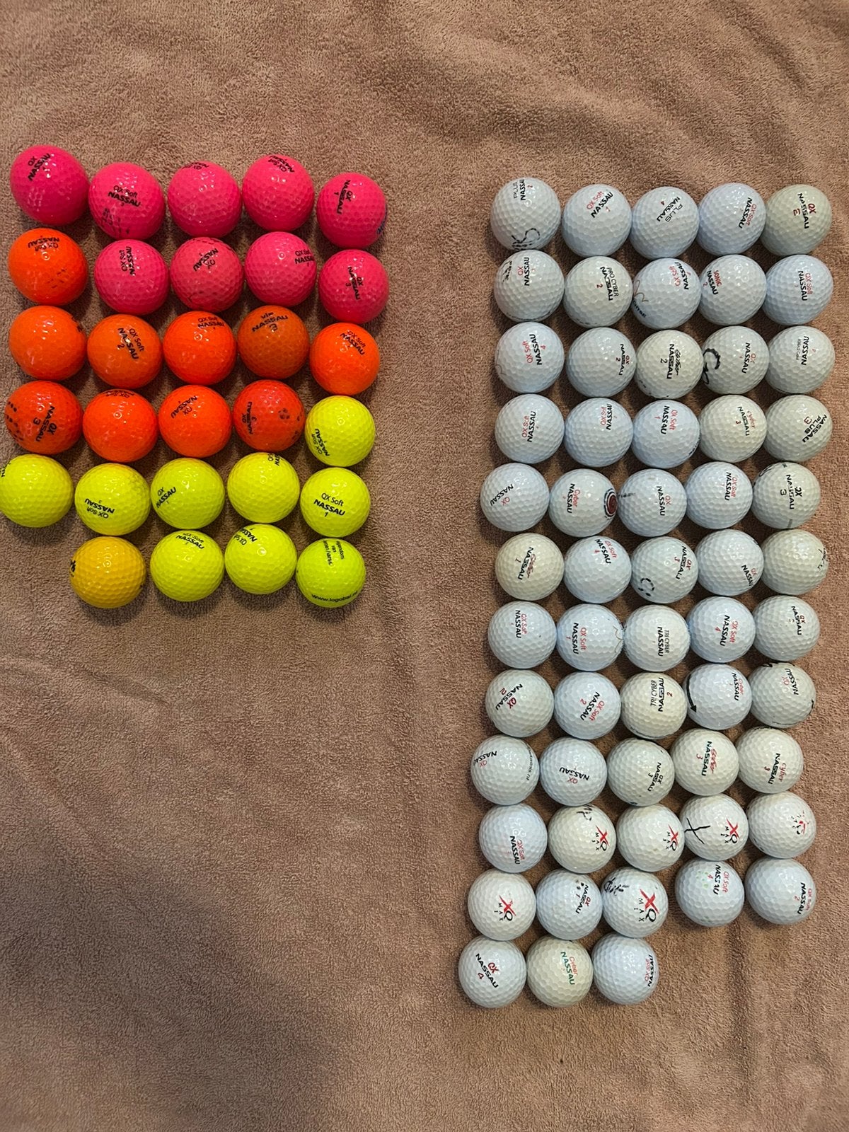 87 Nassau golfballen, wit en gekleurd, gebruikte golfballen, Ophalen of Verzenden, Zo goed als nieuw, Bal(len)