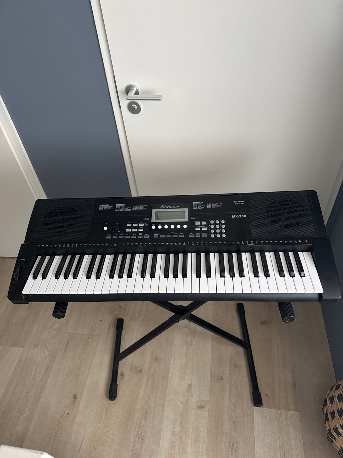 Startone MK-300 keyboard + standaard en sustain voetpedaal, Muziek en Instrumenten, Keyboards, 61 toetsen, Zo goed als nieuw, Midi-aansluiting