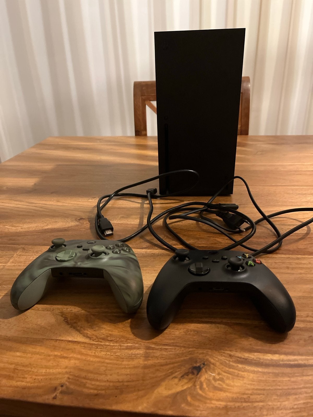 Xbox Series X met 2 controllers en kabels