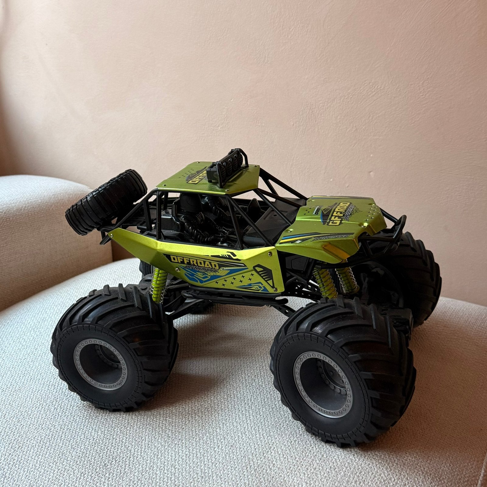 RC off road bestuurbare auto, Ophalen of Verzenden, Zo goed als nieuw, Overige schalen, Auto offroad