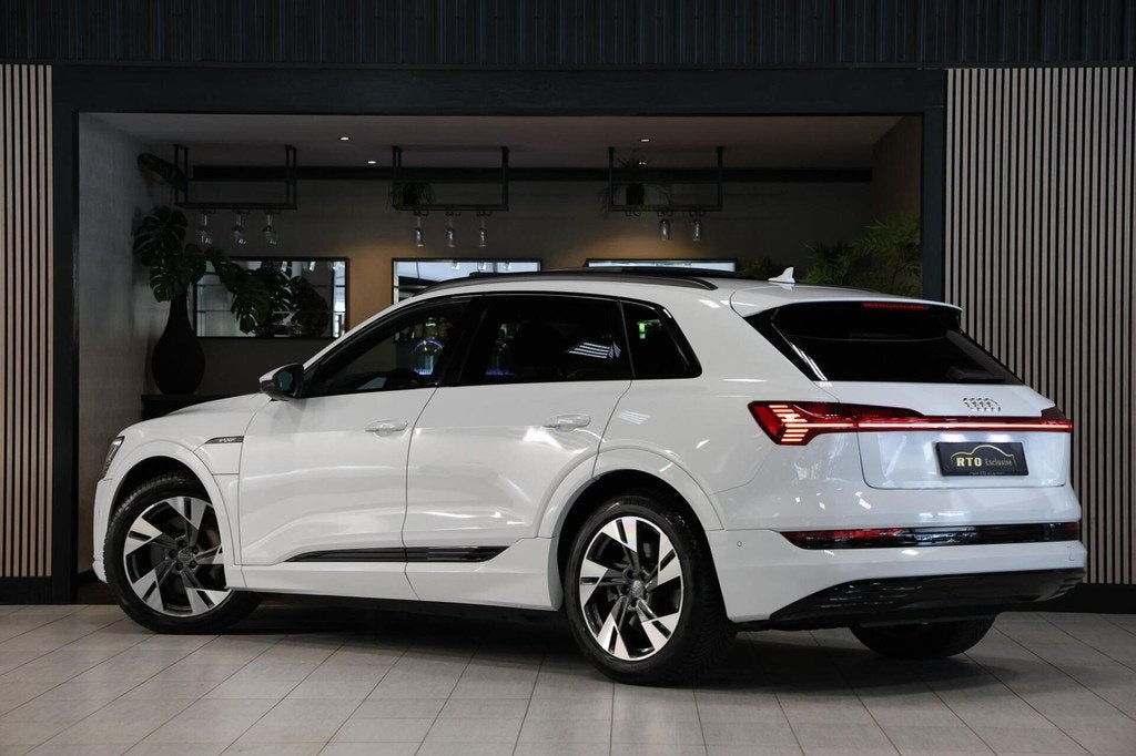 Audi e-tron 50 quattro Pro Line 71 kWh|Pano|Leder|Luchtverin, Auto's, Audi, Zwart, 71 kWh, Met garantie (alle), Wit