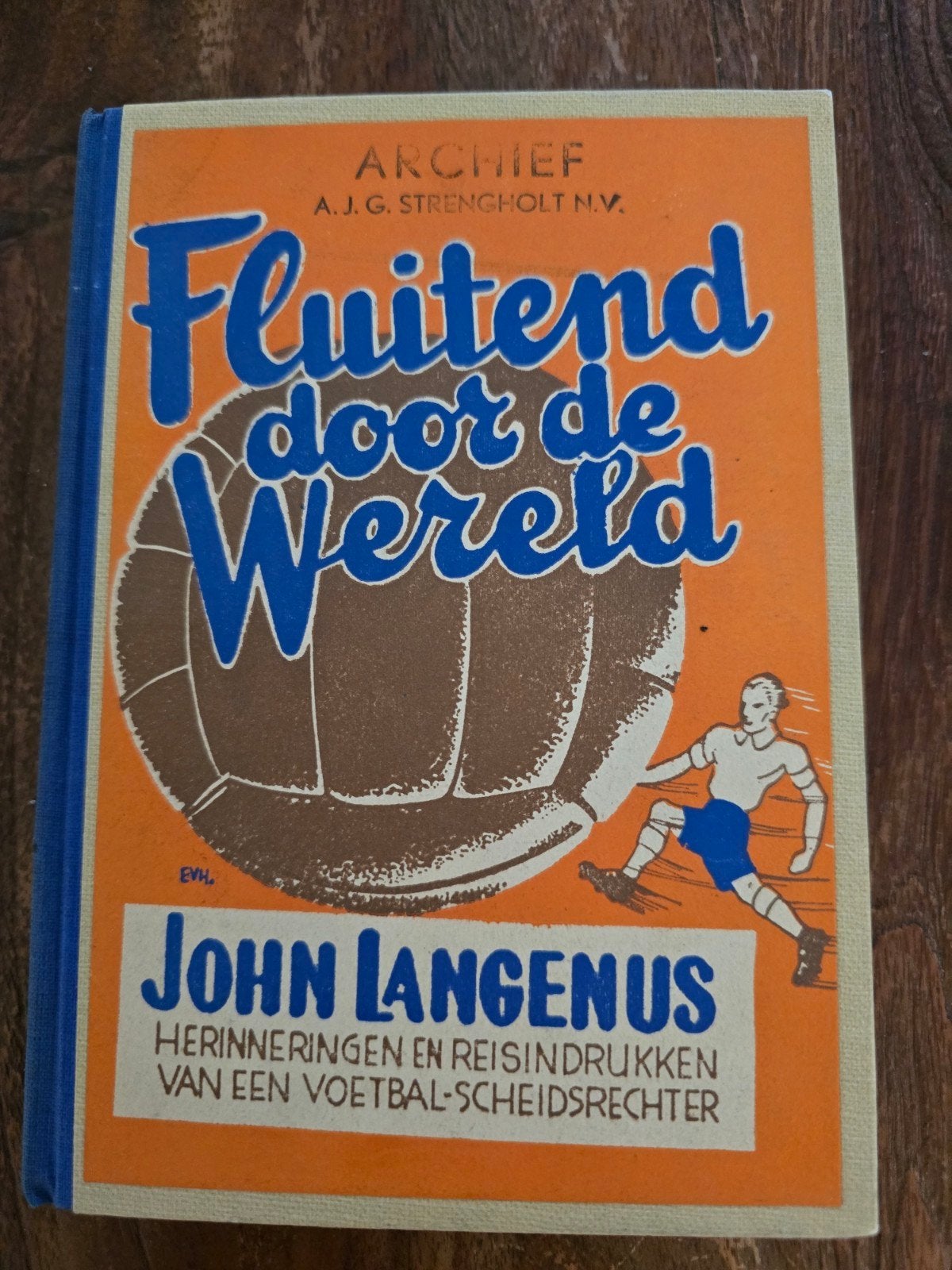 Fluitend door de Wereld - John Langenus (1946), Boeken, Sportboeken, Gelezen, Balsport, Ophalen of Verzenden