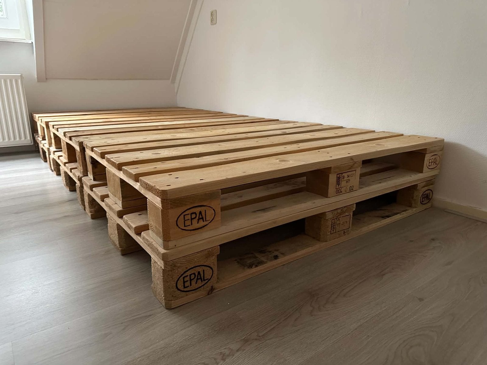 Bed van 6 glad geschuurde euro pallets inclusief matras, Ophalen, Zo goed als nieuw, 50 mm of meer, Pallet
