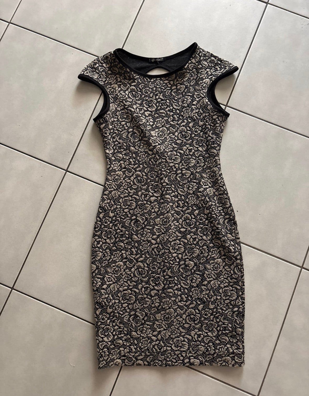 Mixeri Zwart Jurkje met Gouden Bloemenprint Maat M, Kleding | Dames, Maat 38/40 (M), Zwart, Ophalen of Verzenden, Gedragen