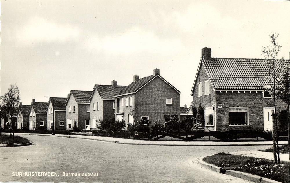 SURHUISTERVEEN, Burmaniastraat (1960s) Ansichtkaart, Verzamelen, Ansichtkaarten | Nederland, Ophalen of Verzenden, 1960 tot 1980