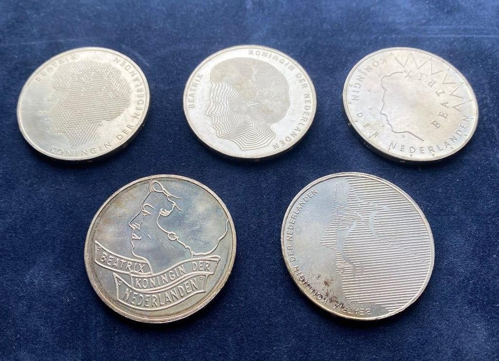 Set van 5 verschillende zilveren 50 Gulden munten (Beatrix), Postzegels en Munten, Munten | Nederland, Setje, Koningin Beatrix