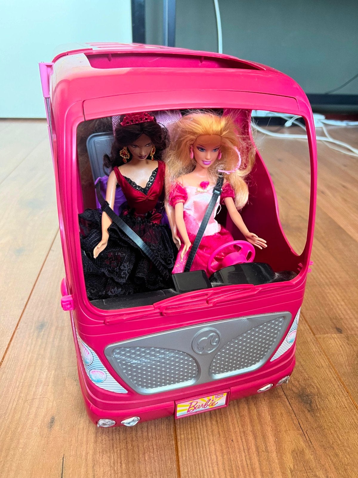 Barbiecamper met zwembad, barbies en kleding, Ophalen of Verzenden, Gebruikt, Barbie