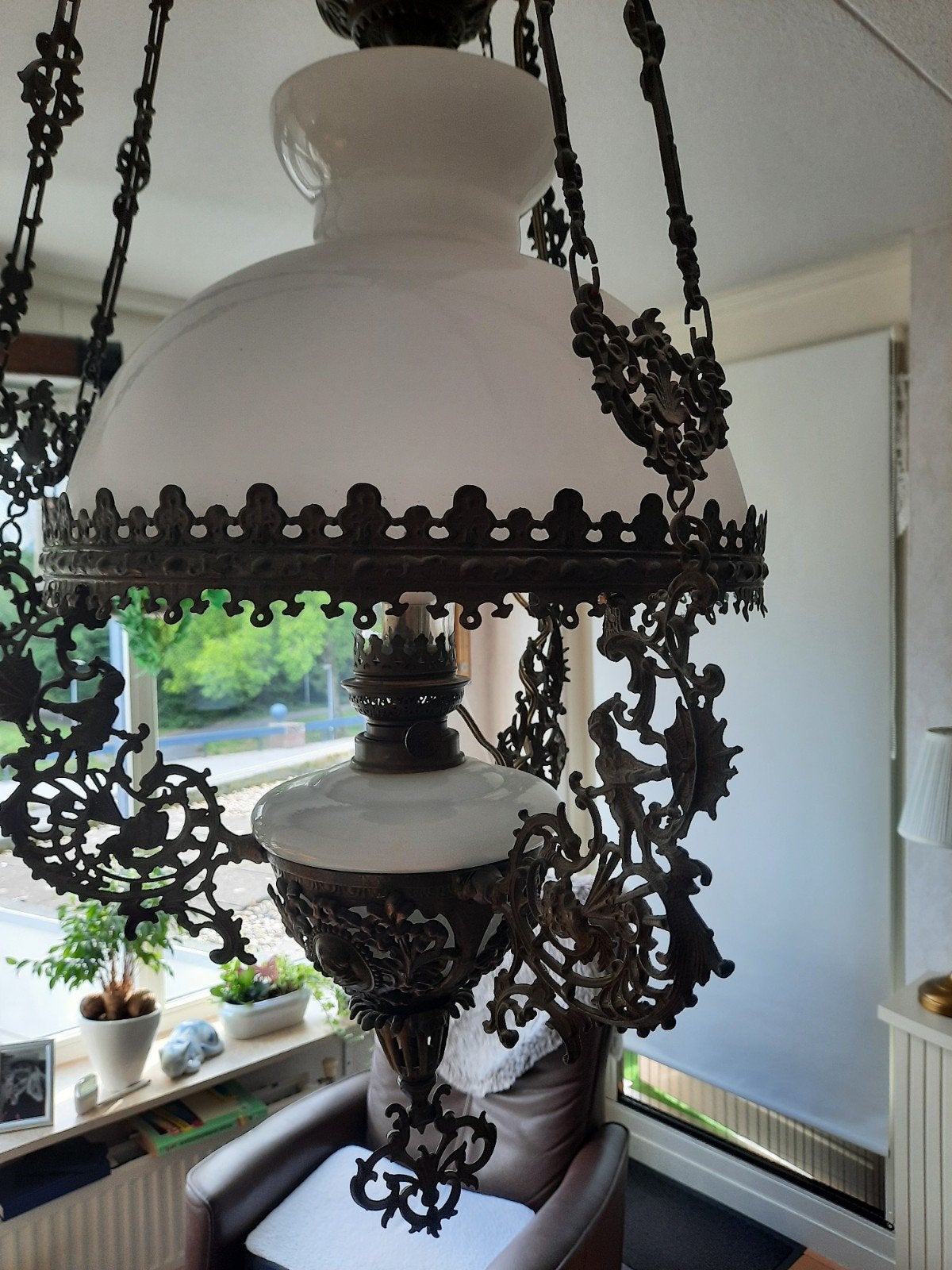 Antieke Bronzen Hanglamp met Melkglas en Reliëfs, Ophalen of Verzenden
