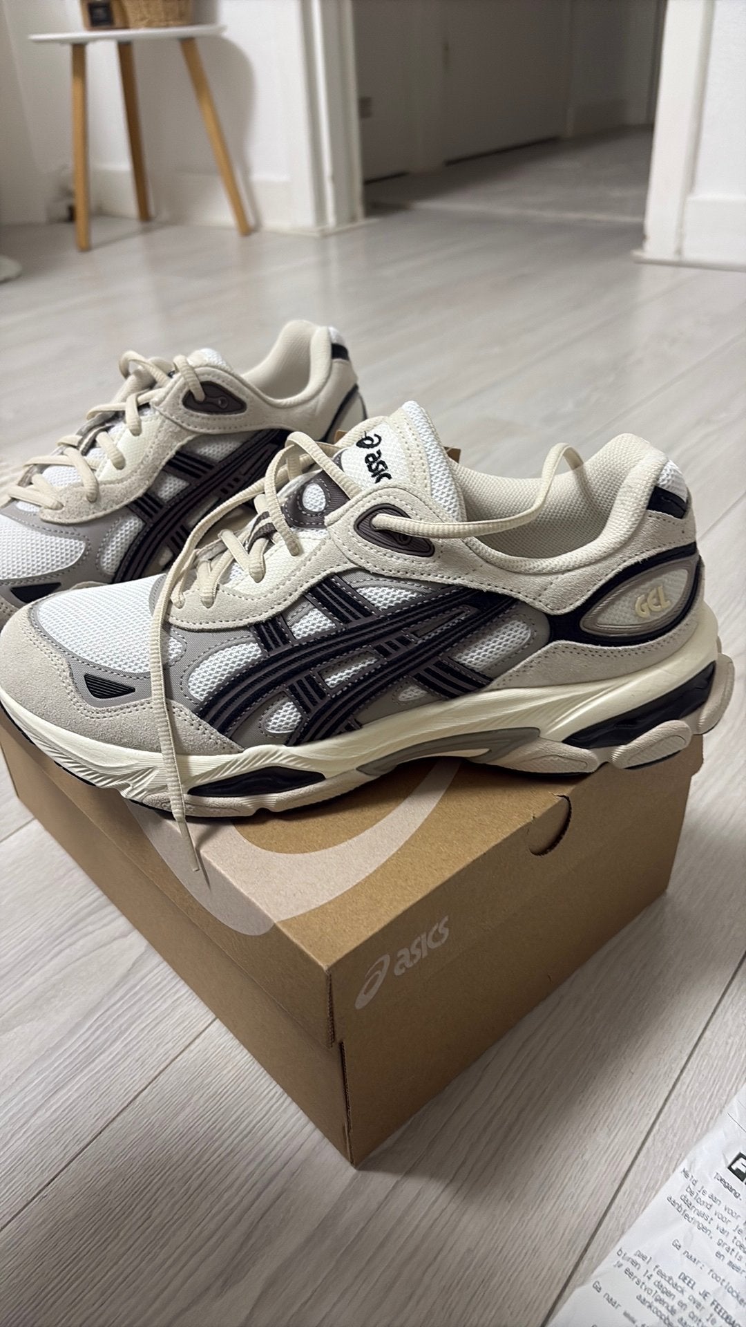Asics schoenen met bon en doos, Ophalen, Nieuw, Wit, Sportschoenen