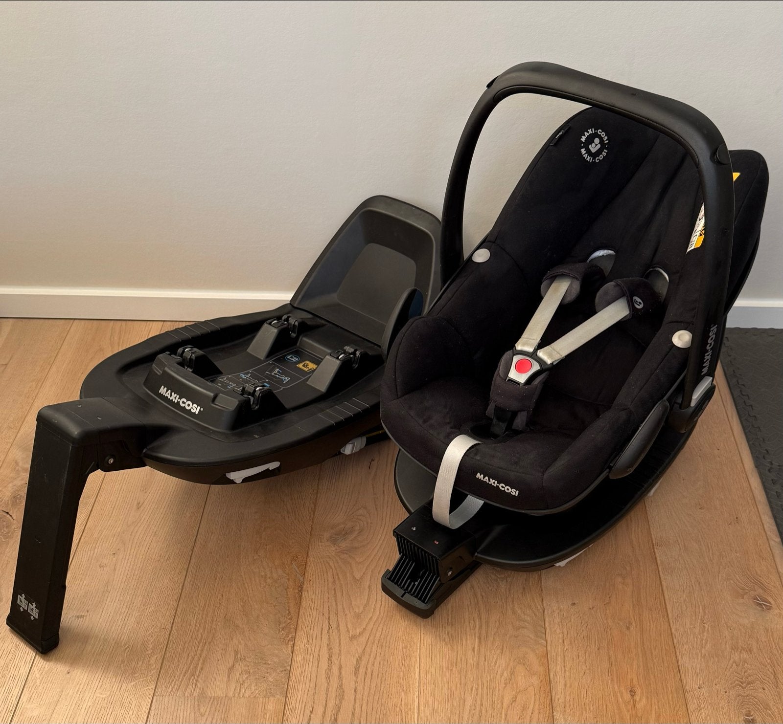 Maxi-Cosi Pebble Pro i-Size met FamilyFix2 base, Kinderen en Baby's, Autostoeltjes, Ophalen, Autogordel of Isofix, Gebruikt, Zijbescherming