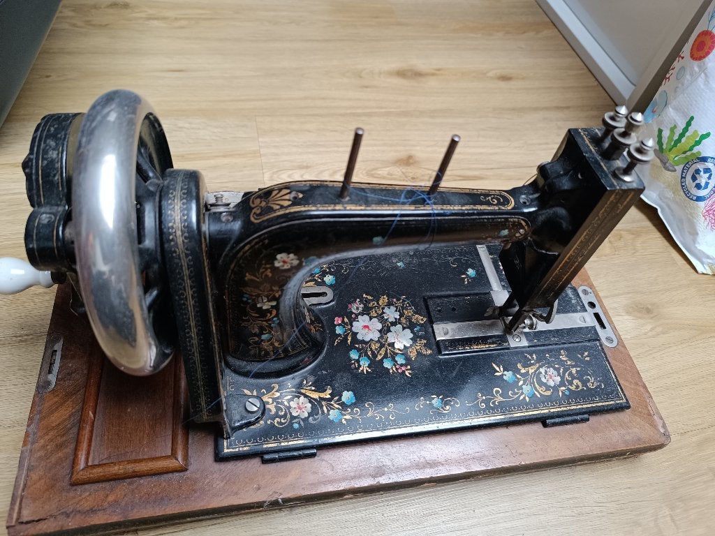 Oude antieke naaimachine, Antiek en Kunst, Ophalen