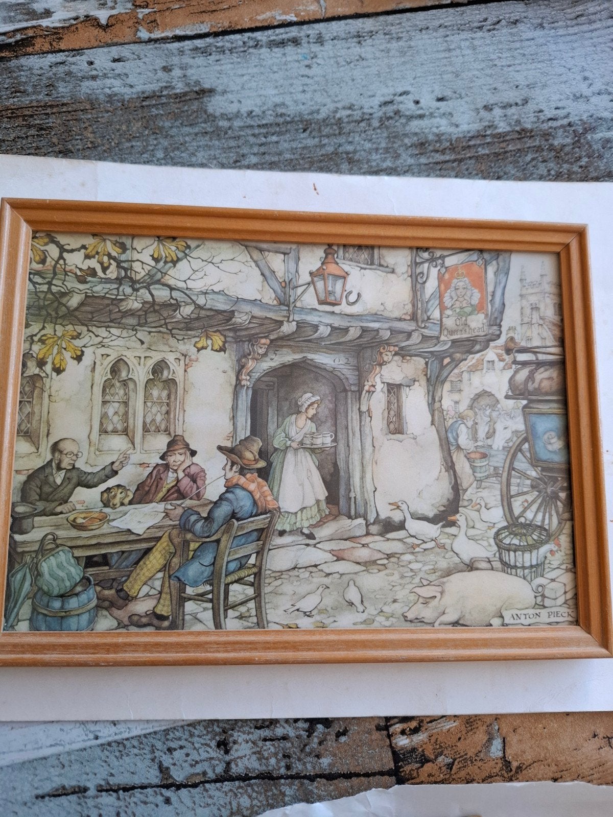 Anton Pieck Prent 'Old Queen's Head' in Houten Lijst, Minder dan 50 cm, Gebruikt, Oorspronkelijke maker, Ophalen of Verzenden